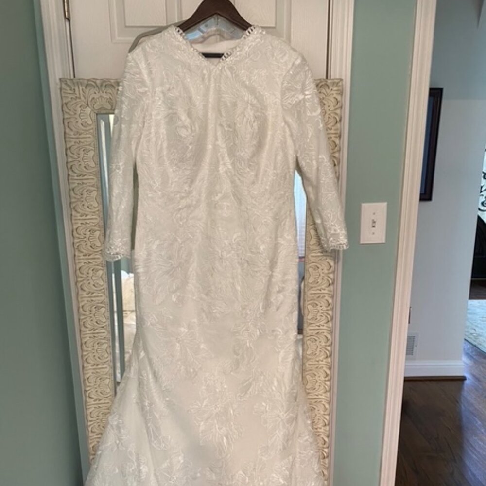 Wedding gown (Never worn)
